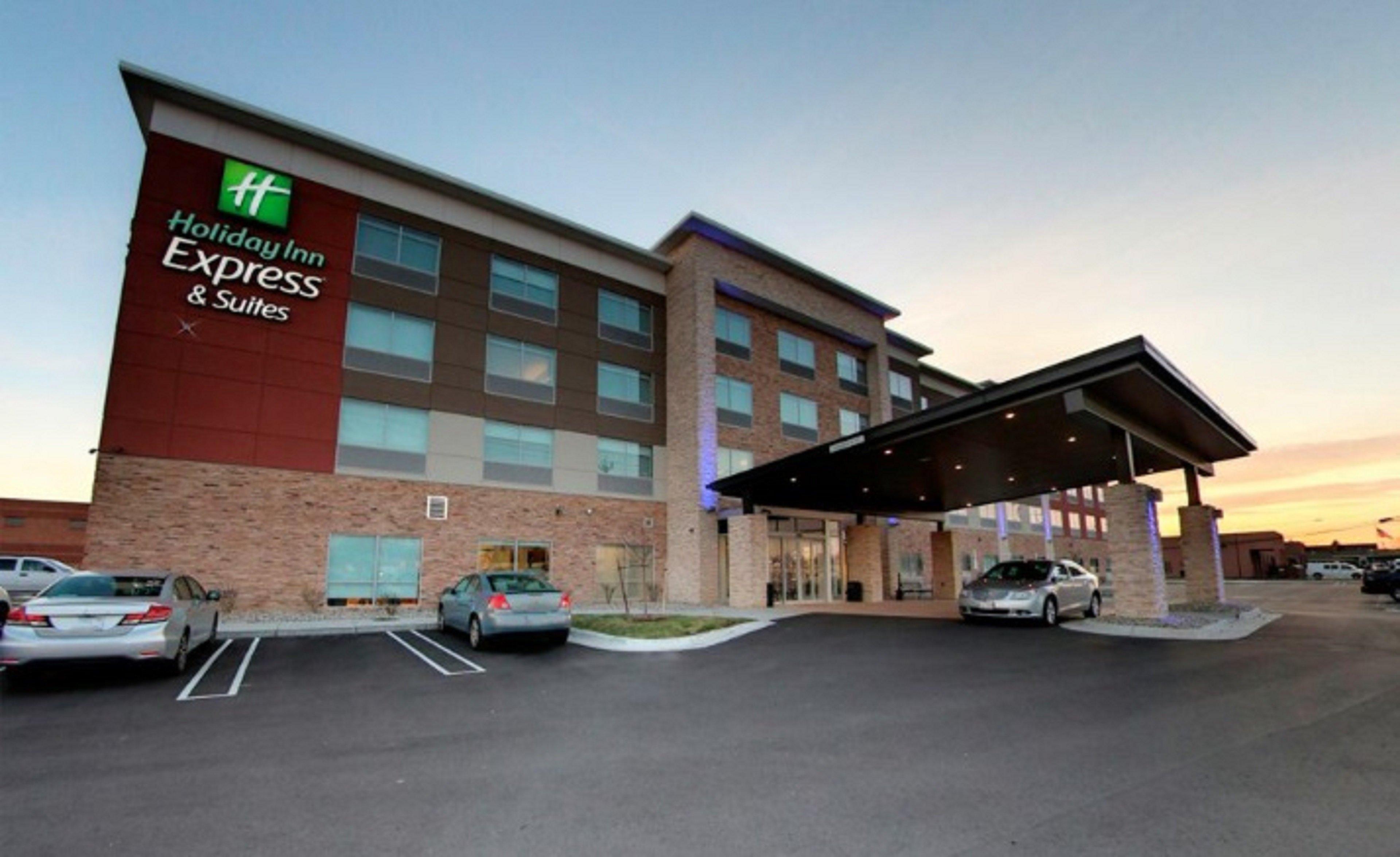Holiday Inn Express & Suites - Detroit North - Roseville By Ihg Exterior photo